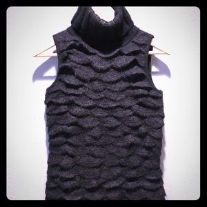 sleeveless scalloped turtle neck